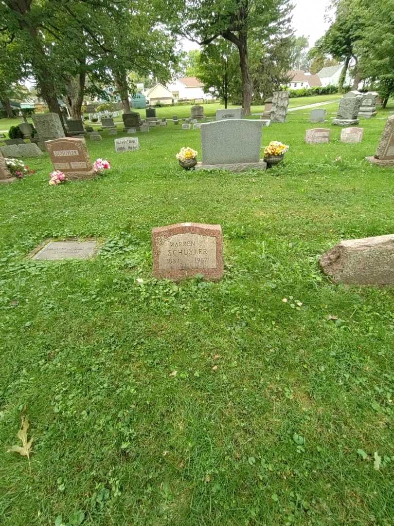 Warren Jay Schuyler's grave. Photo 1