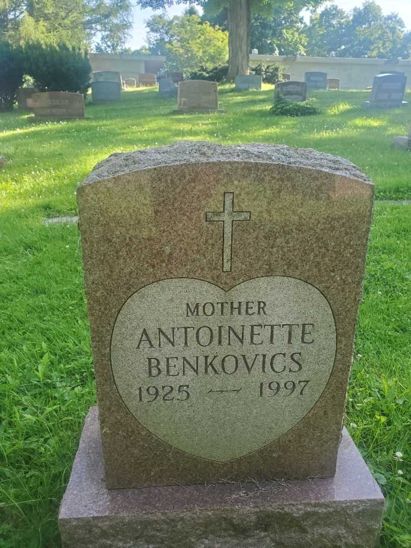 Antoinette Anne Benkovics's grave. Photo 3