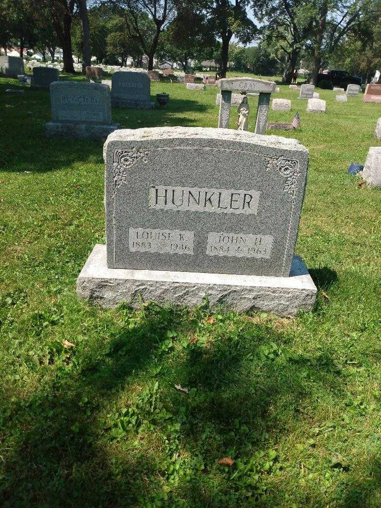 Louise K. Hunkler's grave. Photo 1