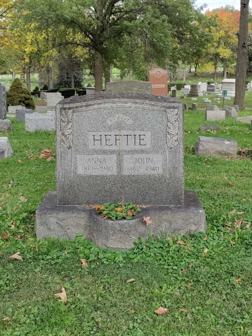 Anna M. Heftie's grave. Photo 2