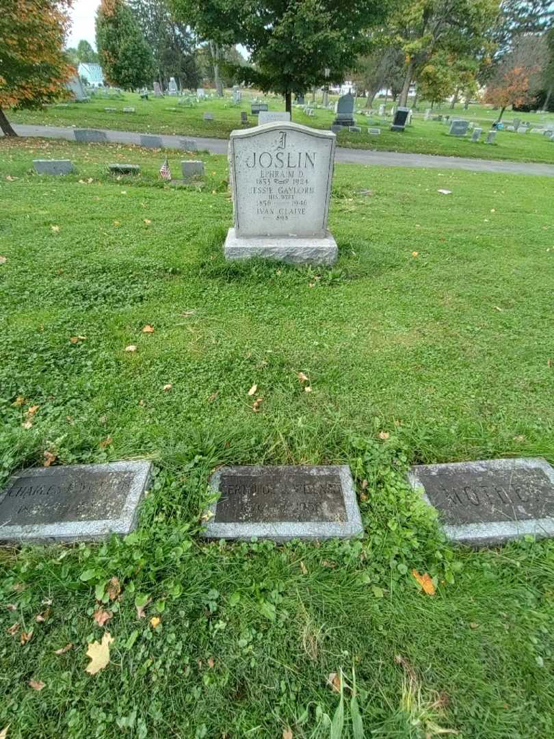 Gertrude Joslin Willard's grave. Photo 1
