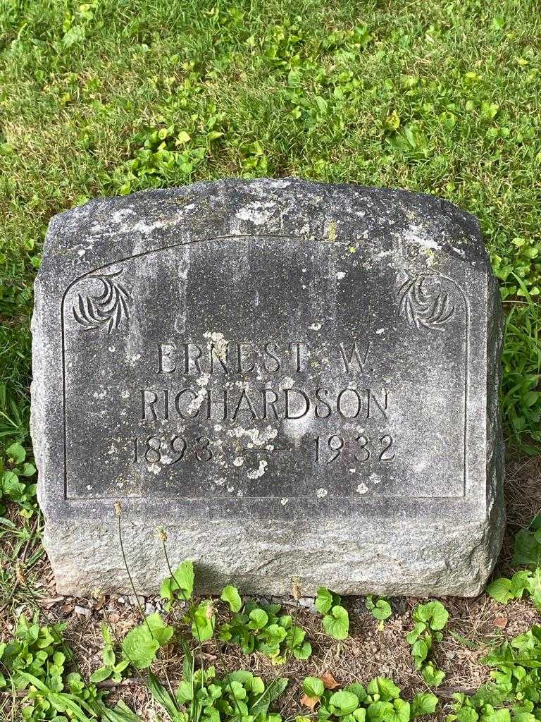 Ernest W. Richardson's grave. Photo 3