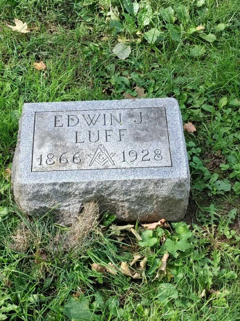 Edwin J. Luff's grave. Photo 3