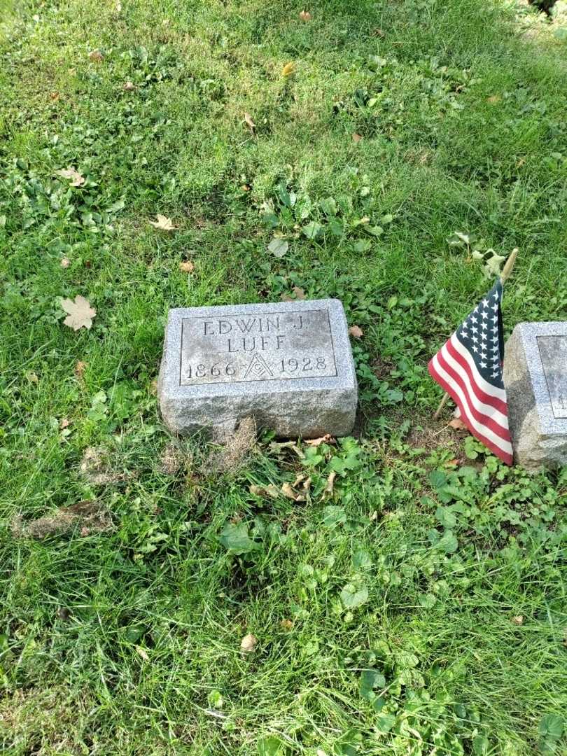 Edwin J. Luff's grave. Photo 2