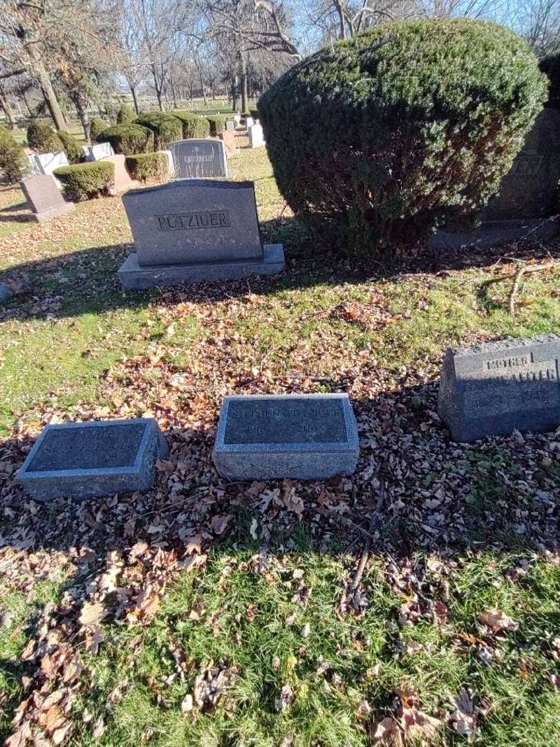 Stephen Putziger's grave. Photo 1