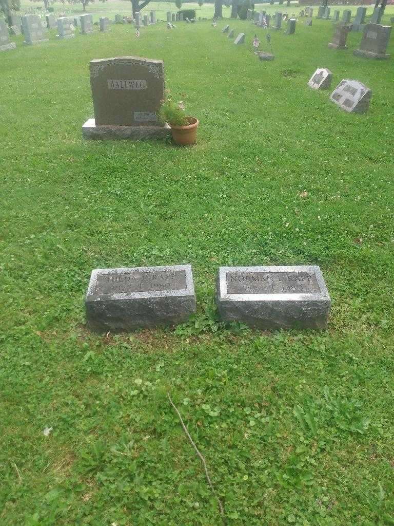 Hilda E. Rapp's grave. Photo 1