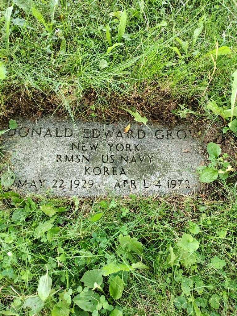Donald E. Grow's grave. Photo 4