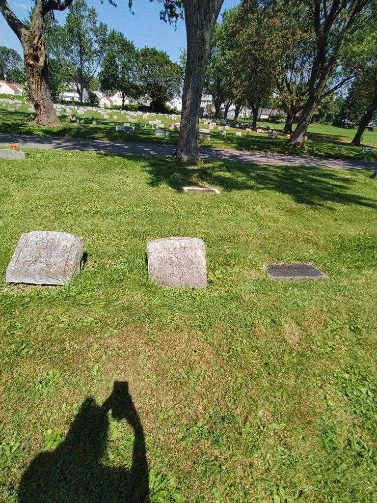 Evelyn Maas Davis's grave. Photo 1