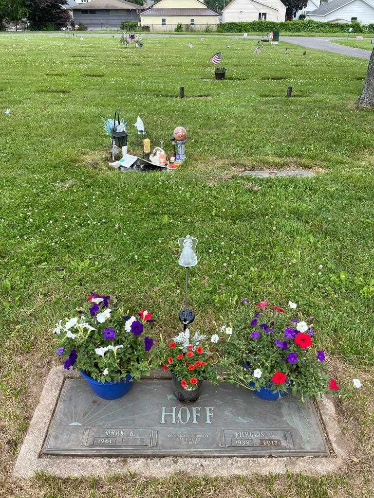 Phyllis J. Hoff's grave. Photo 2