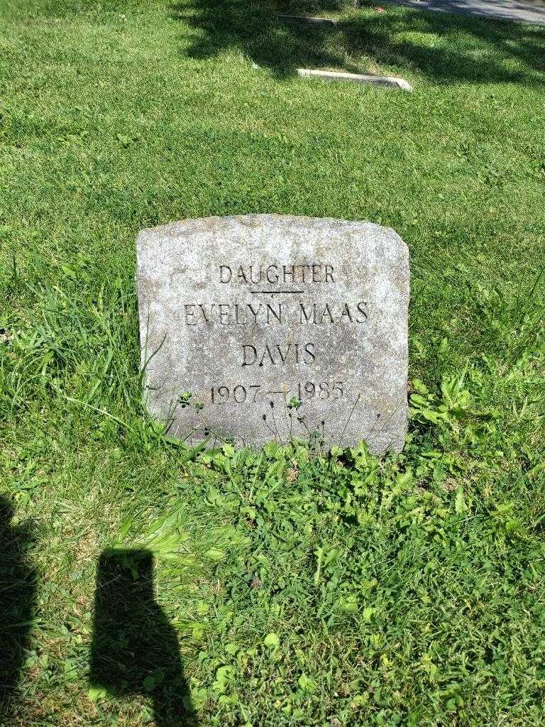 Evelyn Maas Davis's grave. Photo 2