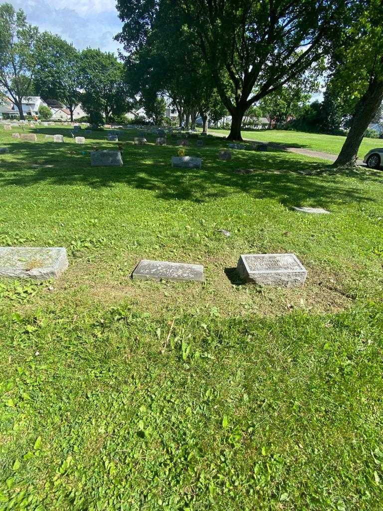 Frank J. Baulch's grave. Photo 1