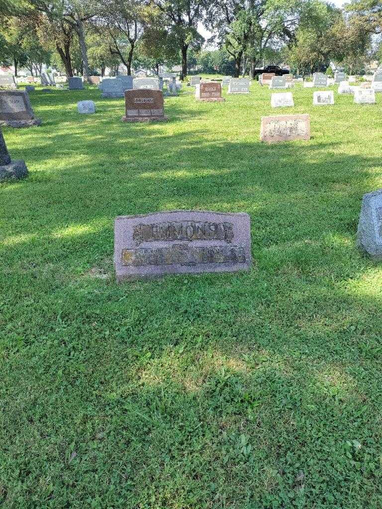 Leslie Breed Robillard's grave. Photo 1