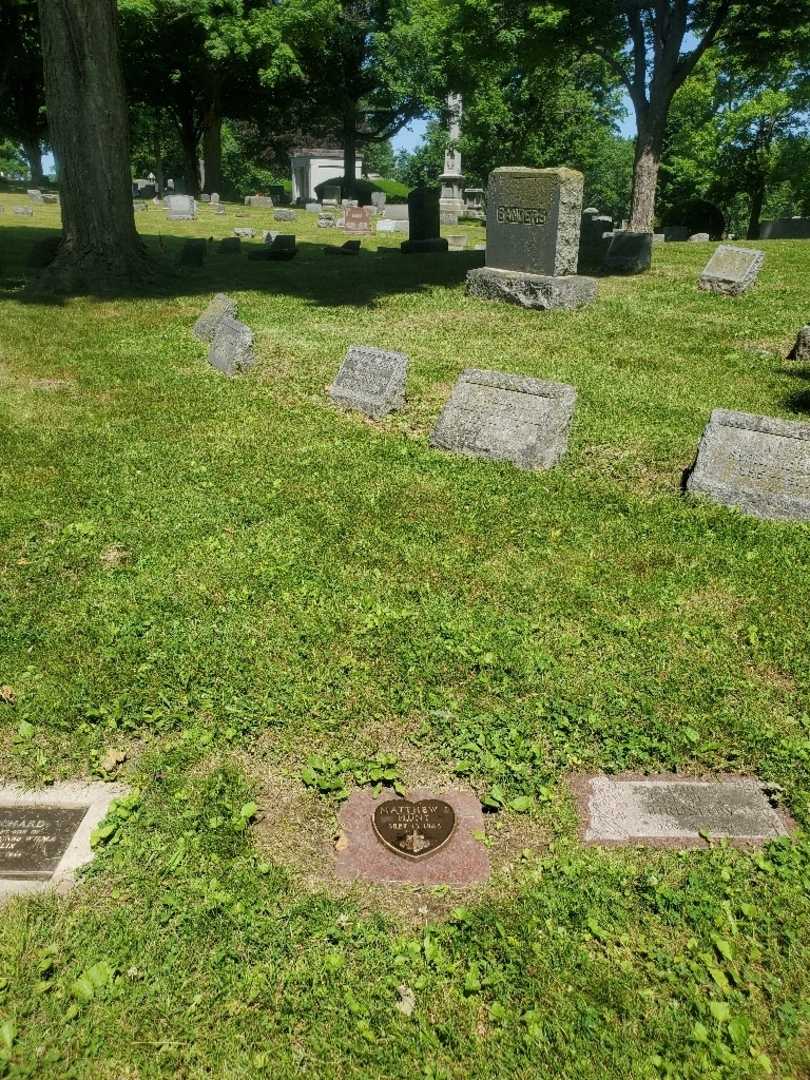Matthew J. Hunt's grave. Photo 1