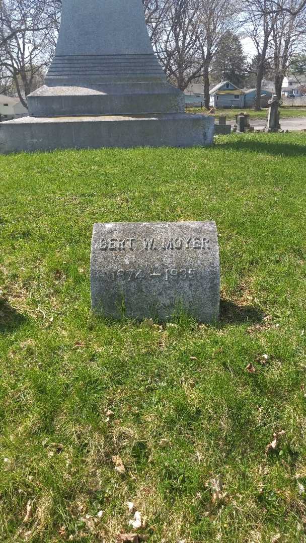 Bert W. Moyer's grave. Photo 2