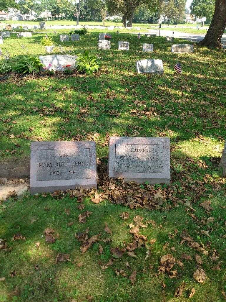 Edwin W. Henne's grave. Photo 1