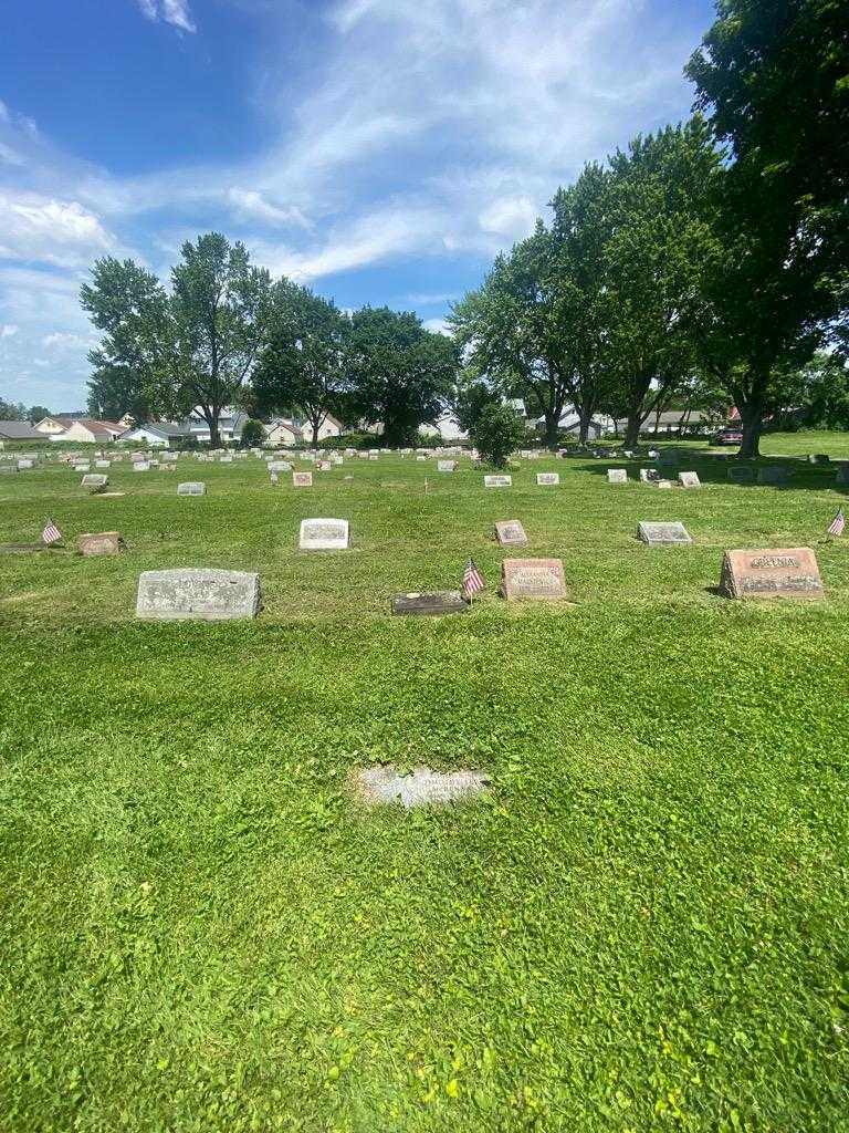 Ward McIntyre's grave. Photo 4
