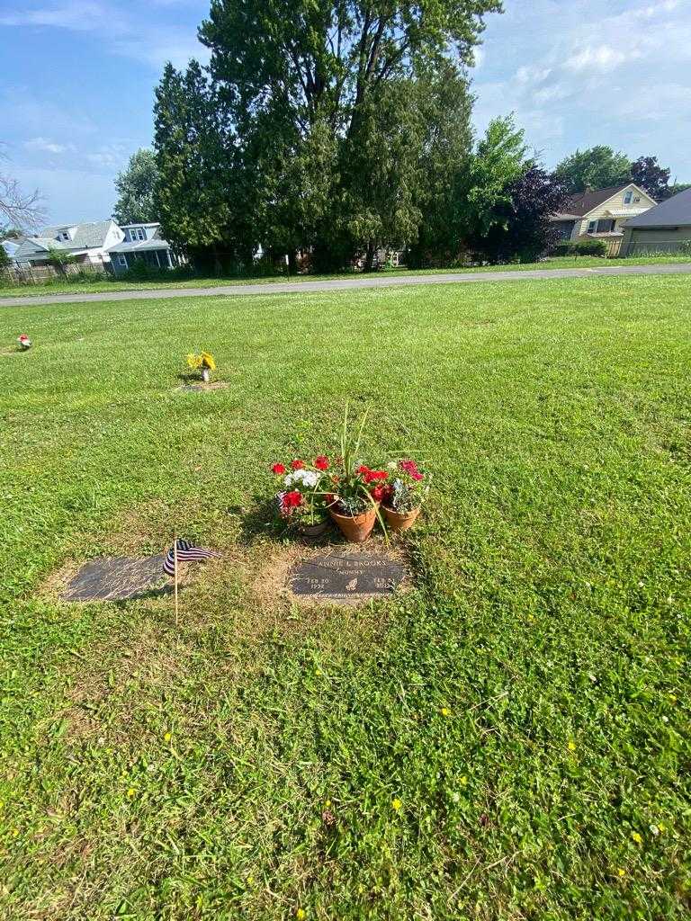 Annie L. Brooks's grave. Photo 1