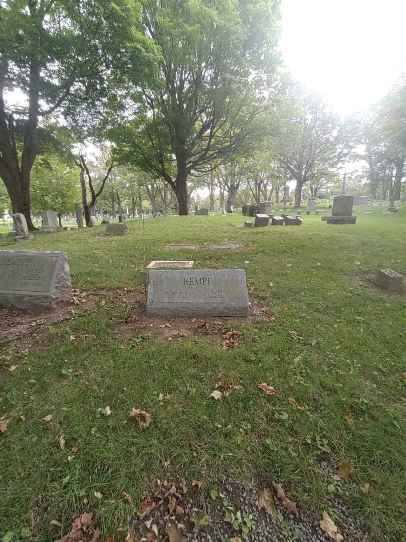 Raymond C. Kempf's grave. Photo 1