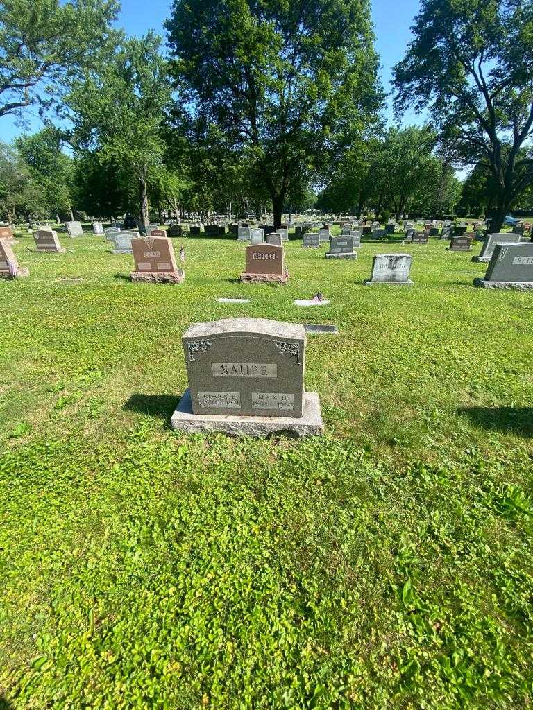 Max H. Saupe's grave. Photo 1