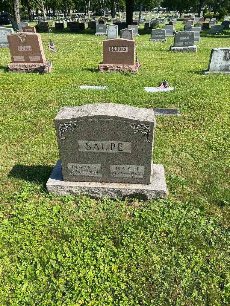Max H. Saupe's grave. Photo 2