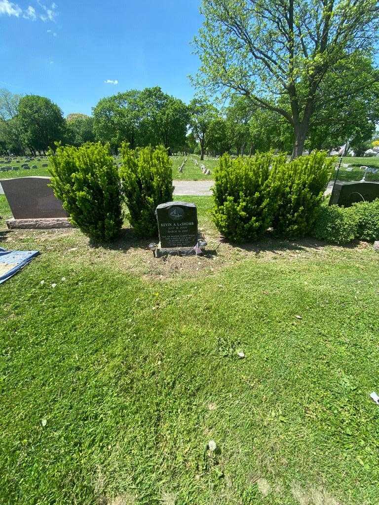 Kevin A. LaShomb's grave. Photo 1