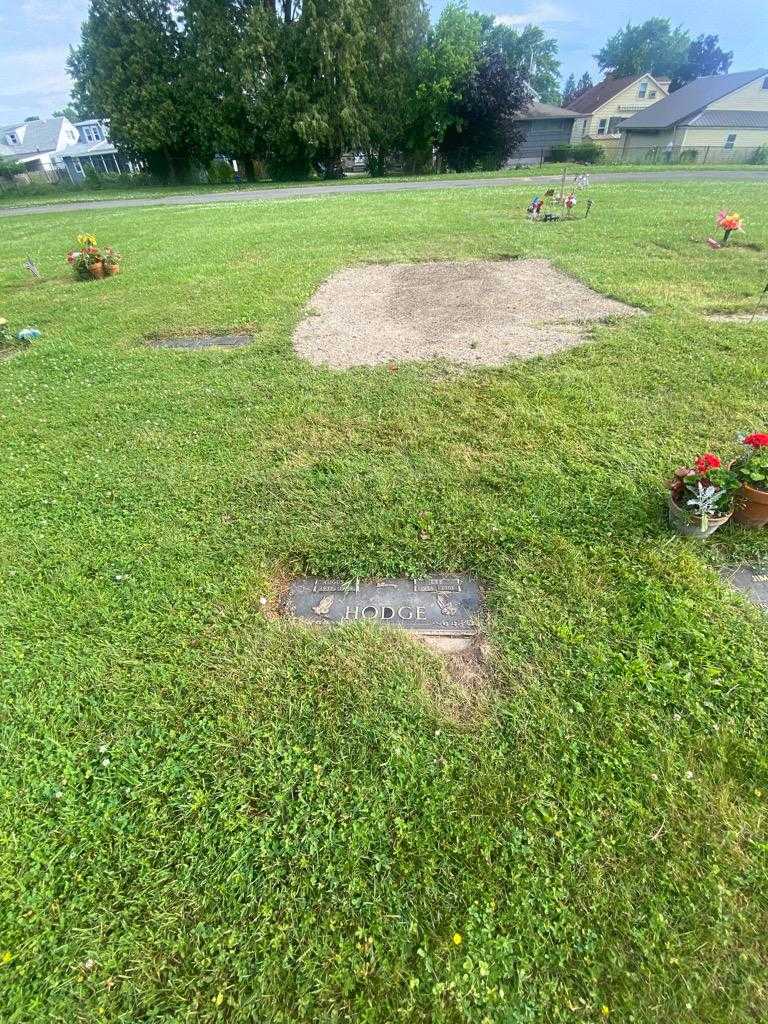 Lee Hodge's grave. Photo 1