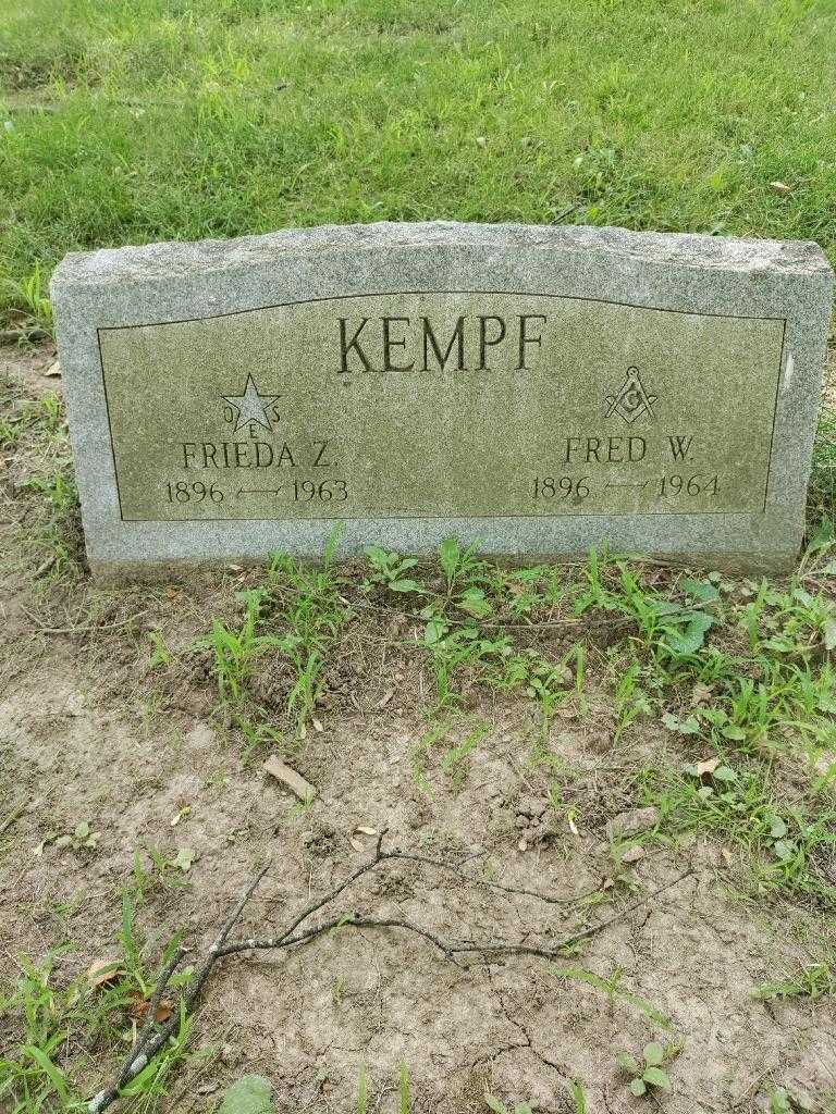 Frieda Z. Kempf's grave. Photo 2