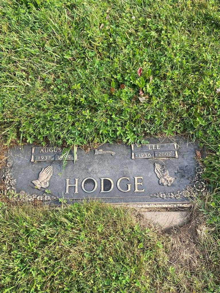 Lee Hodge's grave. Photo 3