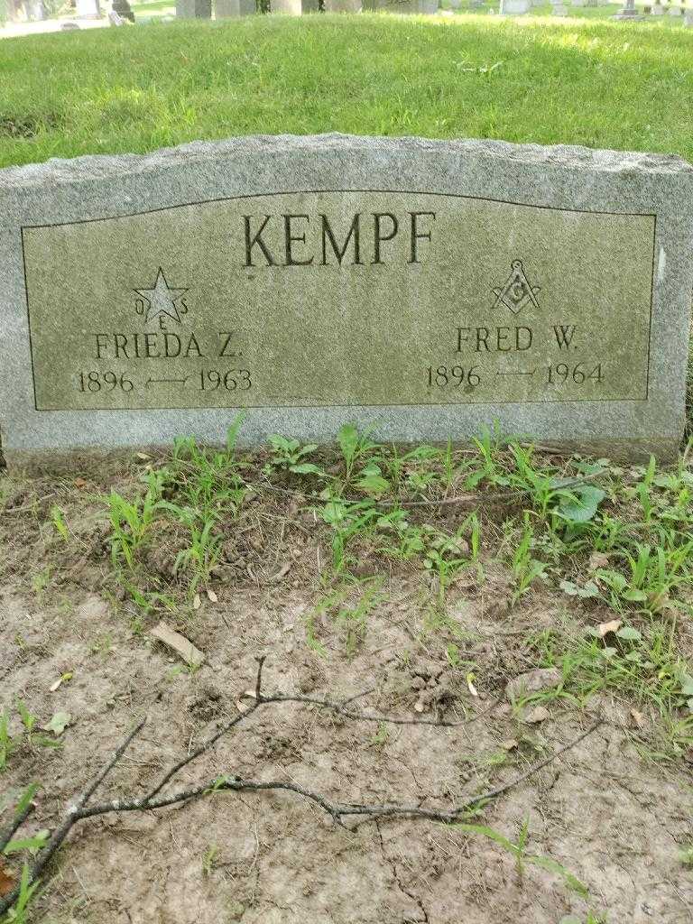 Frieda Z. Kempf's grave. Photo 3