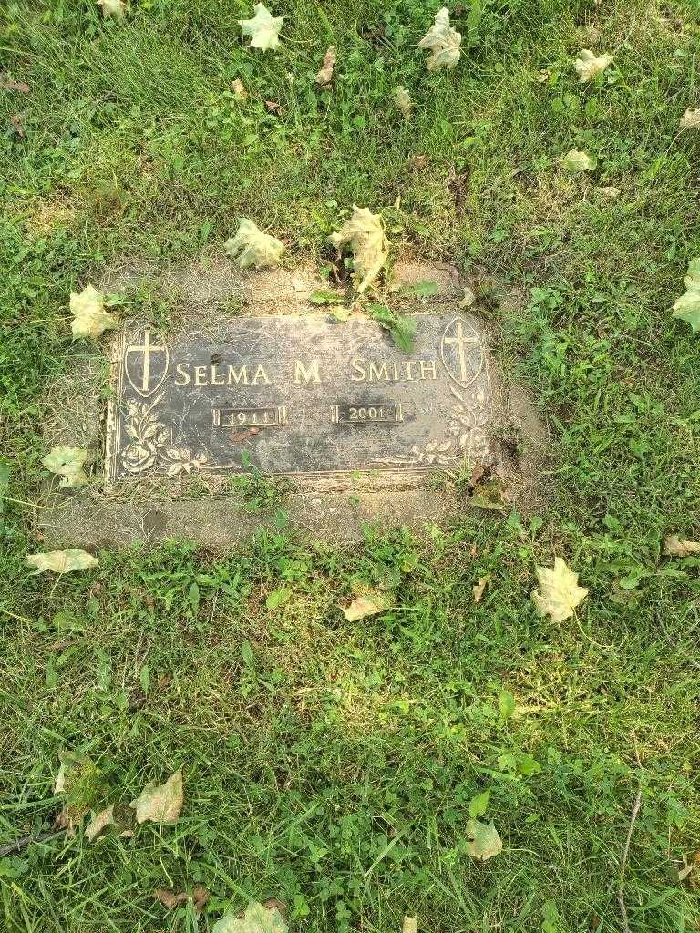 Selma M. Smith's grave. Photo 1