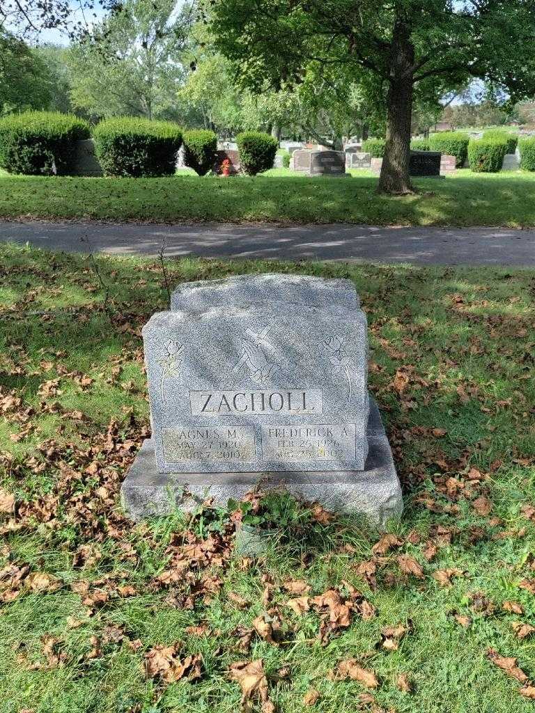 Agnes M. Zacholl's grave. Photo 3