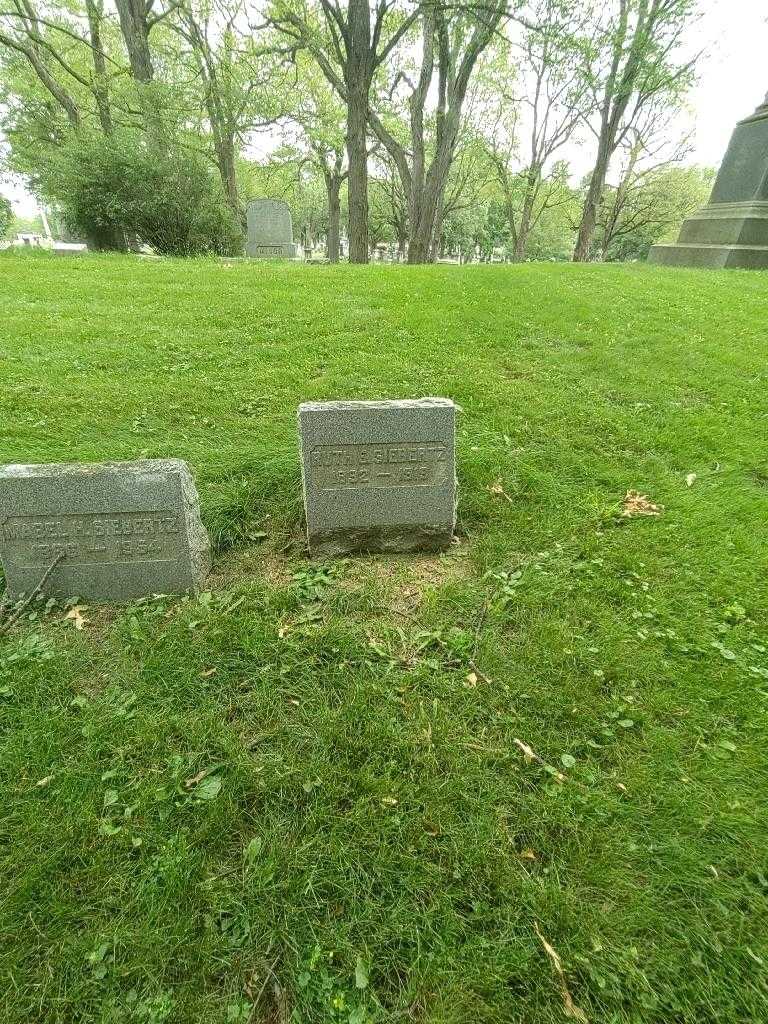 Ruth E. Siebertz's grave. Photo 1