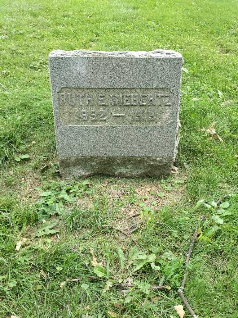 Ruth E. Siebertz's grave. Photo 2