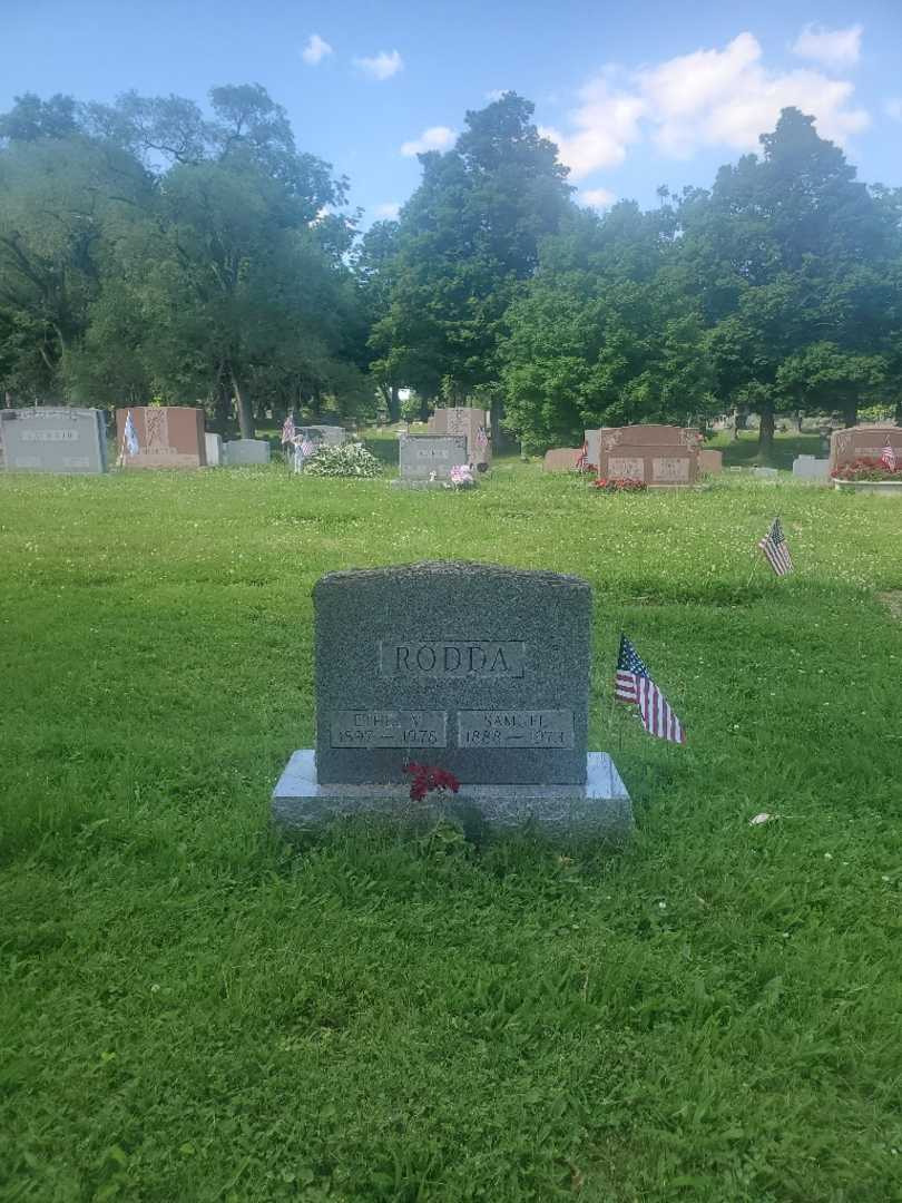 Ethel V. Rodda's grave. Photo 2