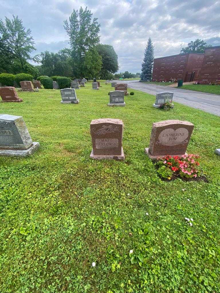Mary Herlowski's grave. Photo 1