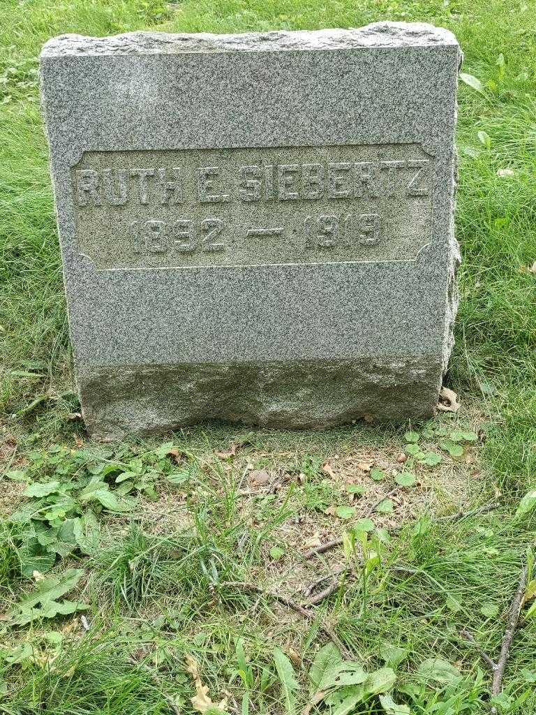 Ruth E. Siebertz's grave. Photo 3