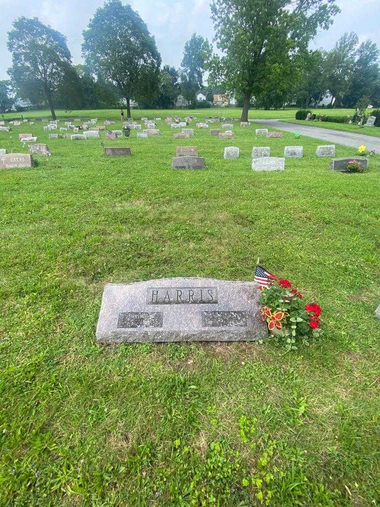 Gladys M. Harris's grave. Photo 1