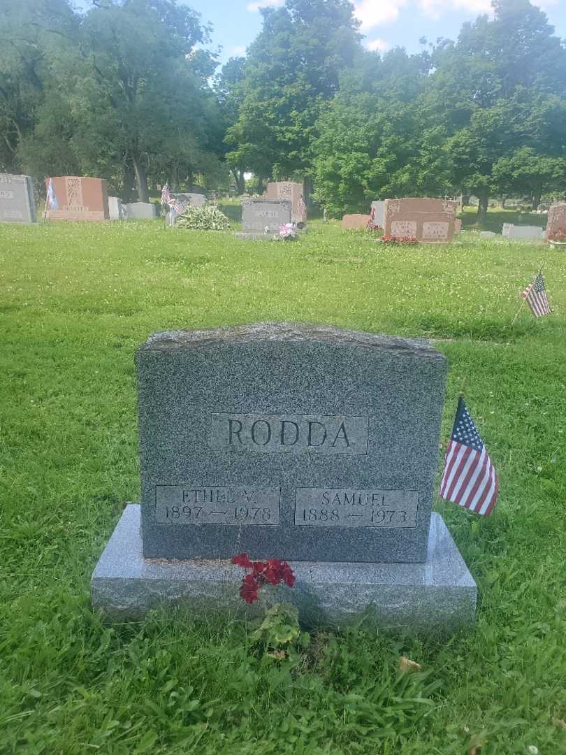 Ethel V. Rodda's grave. Photo 3