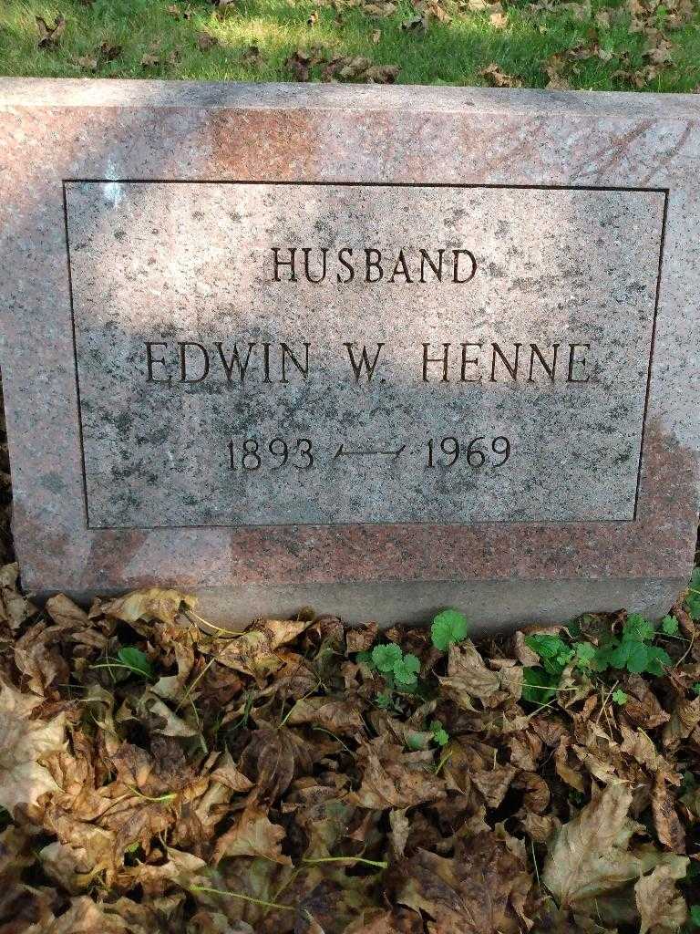 Edwin W. Henne's grave. Photo 2