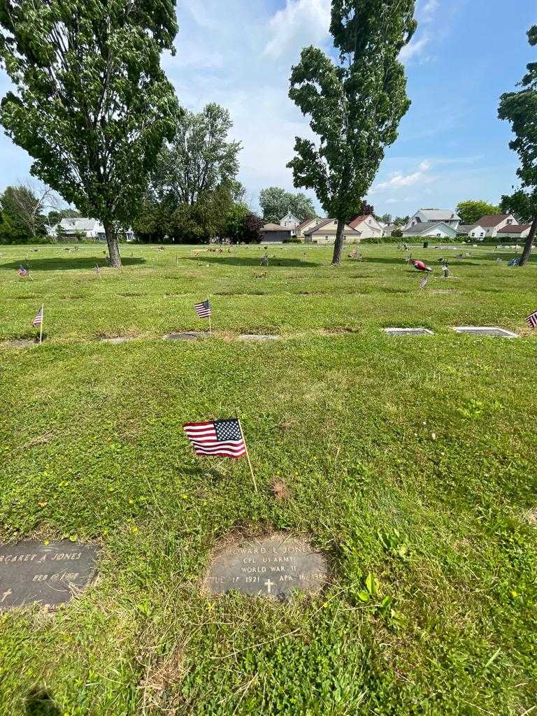 Howard L. Jones's grave. Photo 1