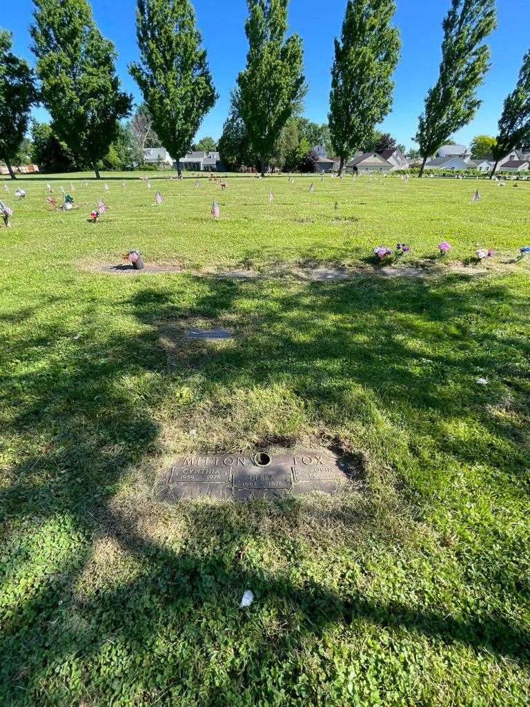 Cynthia Mitton's grave. Photo 1