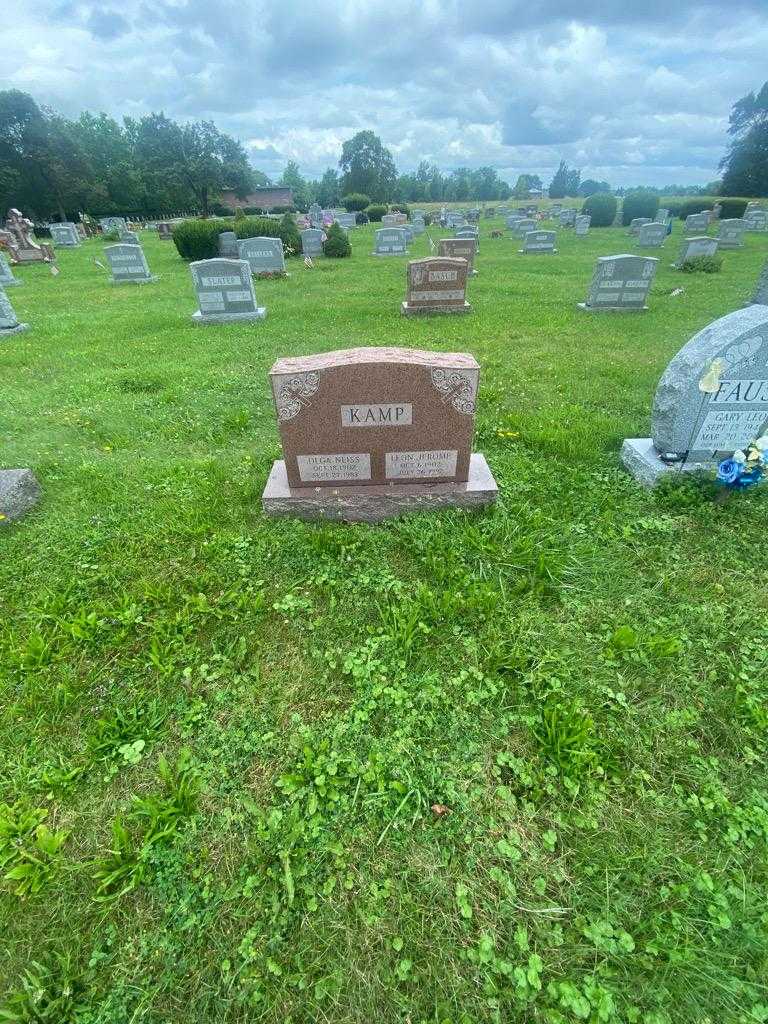 Leon Jerome Kamp's grave. Photo 1