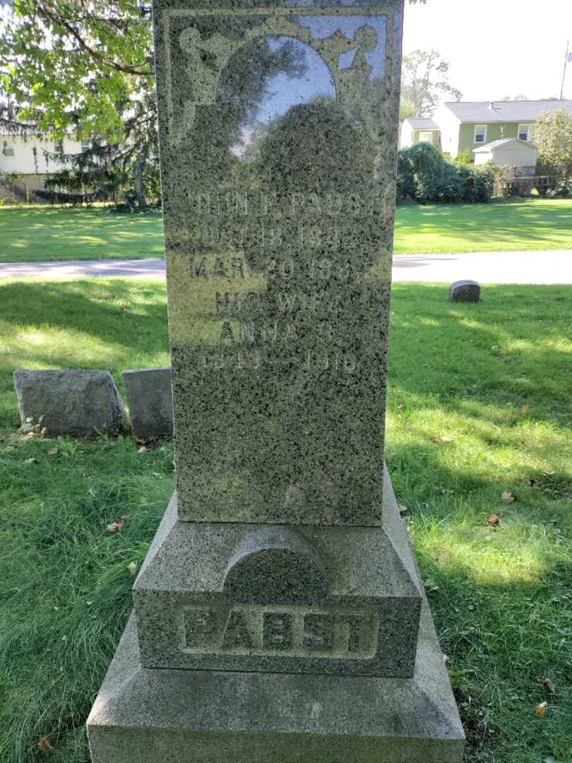 John F. Pabst's grave. Photo 3