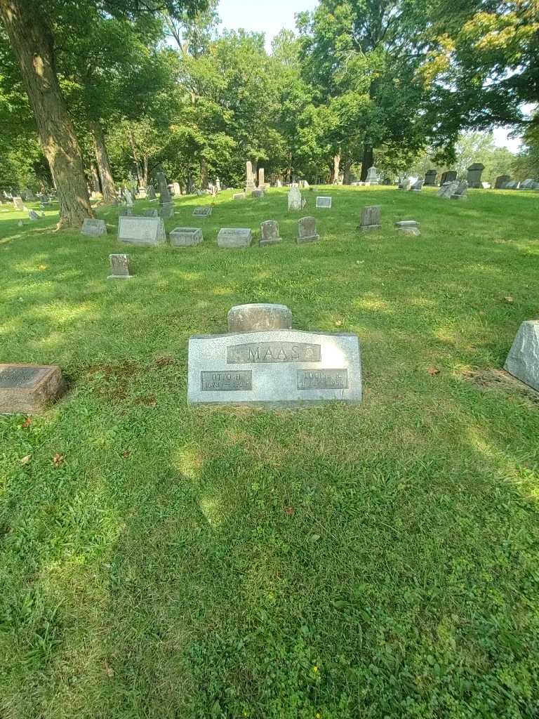 Louise R. Maas's grave. Photo 1