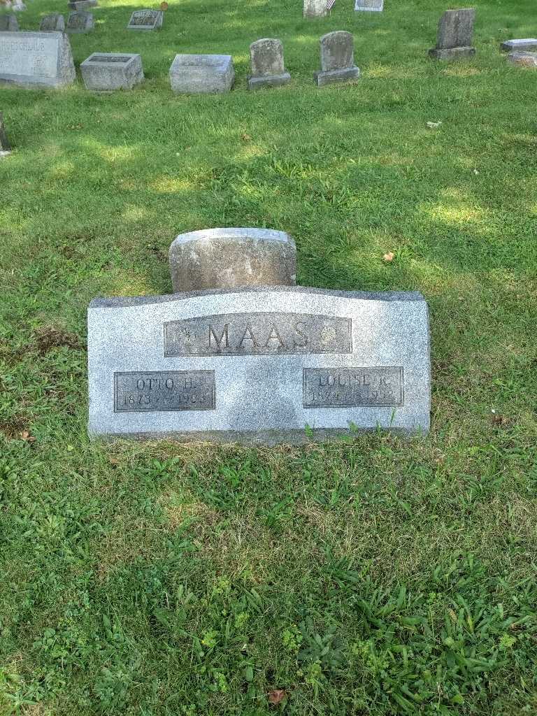 Louise R. Maas's grave. Photo 2