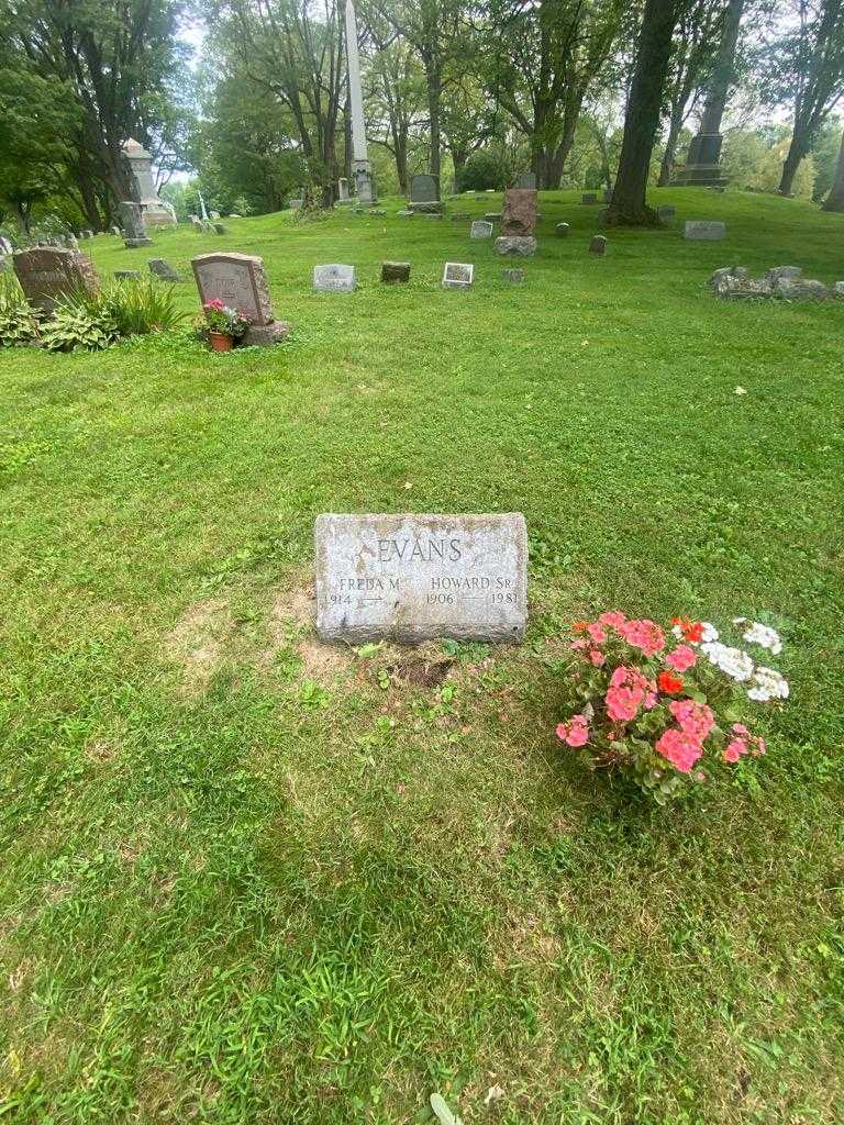 Howard Evans Senior's grave. Photo 1