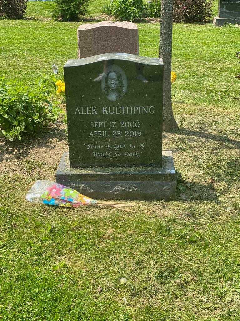 Alek Kuethping's grave. Photo 3