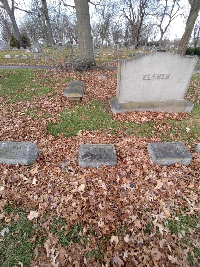 Reuben "Ruby" Sablovage's grave. Photo 1