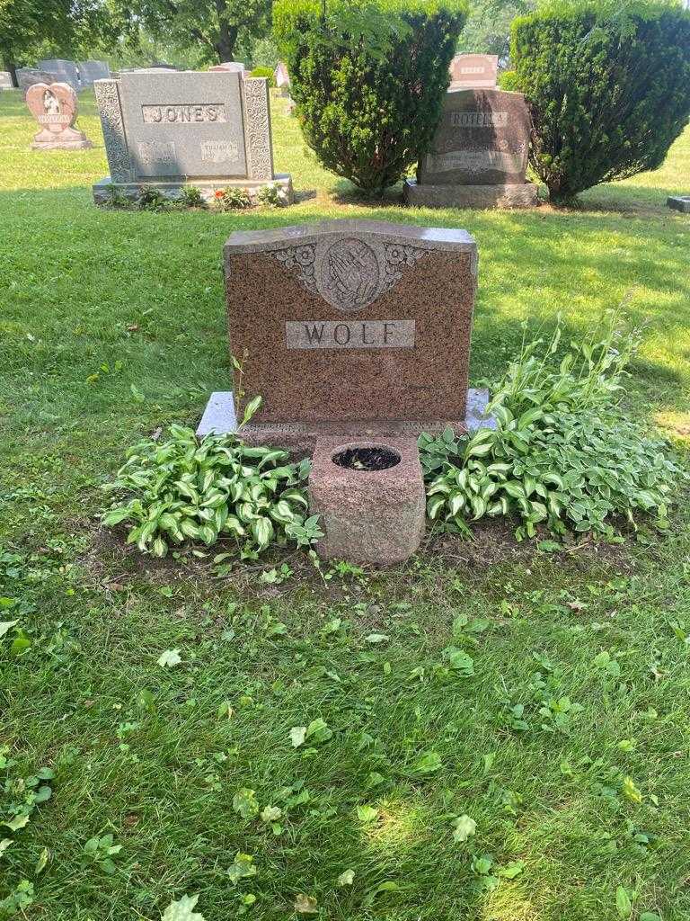 Harold M. Wolf's grave. Photo 2