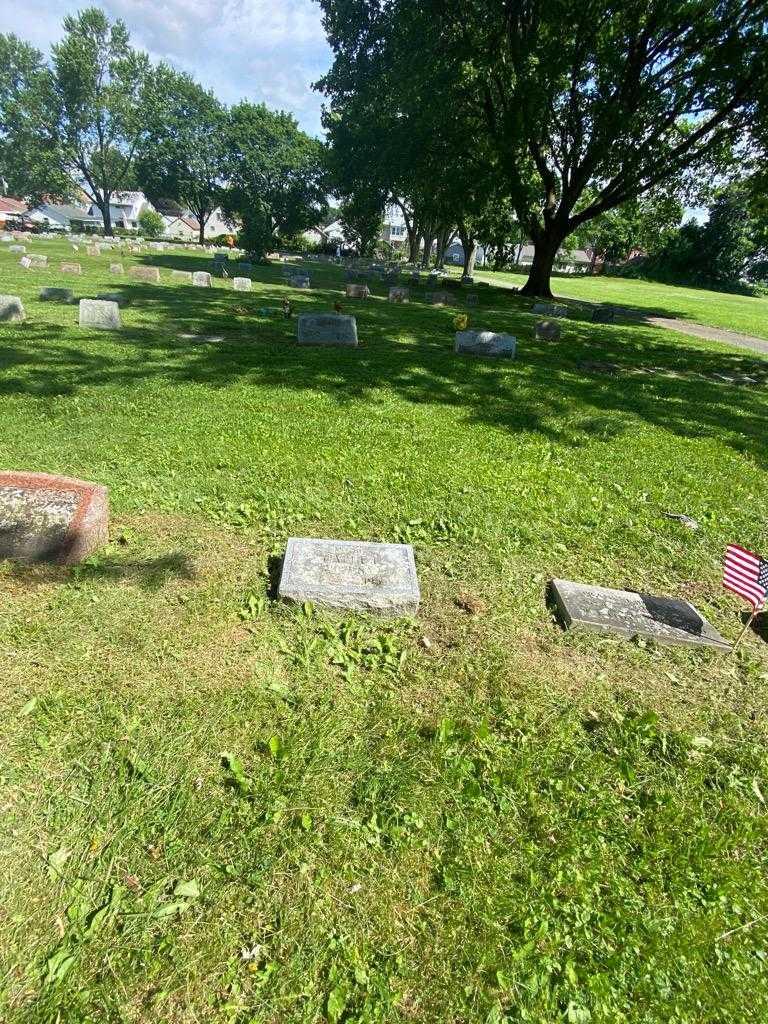 Hattie F. Sousa's grave. Photo 1